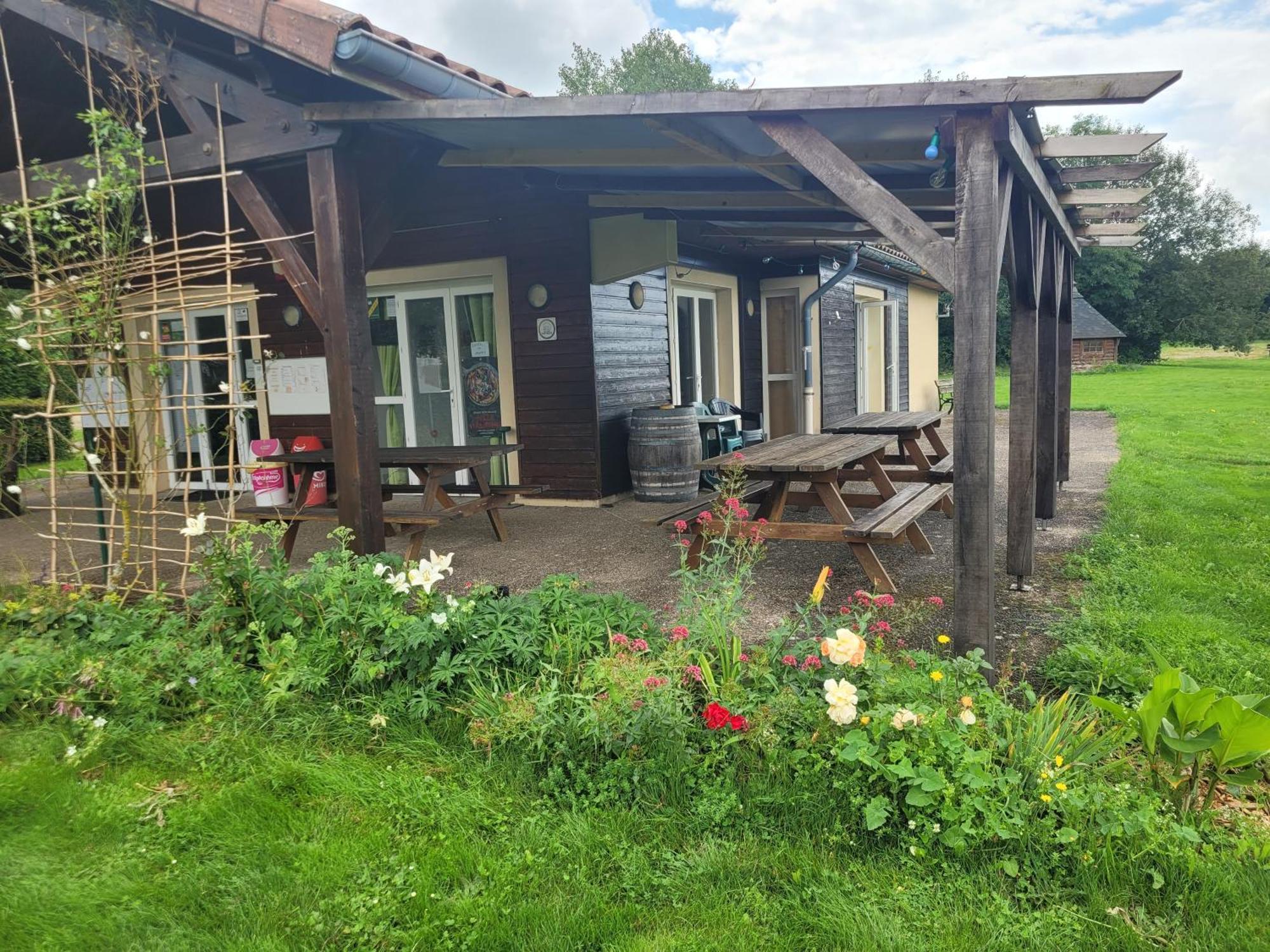 Camping Les Hirondelles ブール・サント・マリー エクステリア 写真